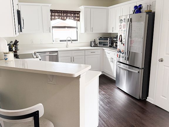 3rd image of 821 Woodlark Dr