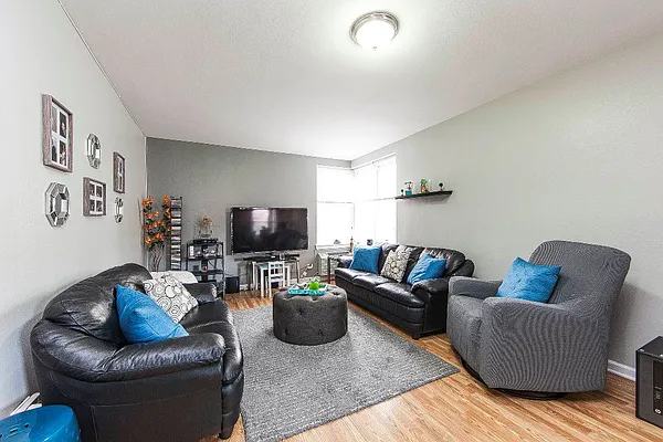 Sold by REMAX Elite | media 14