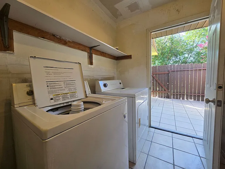 2304 Wales Cir #B — Photo 13