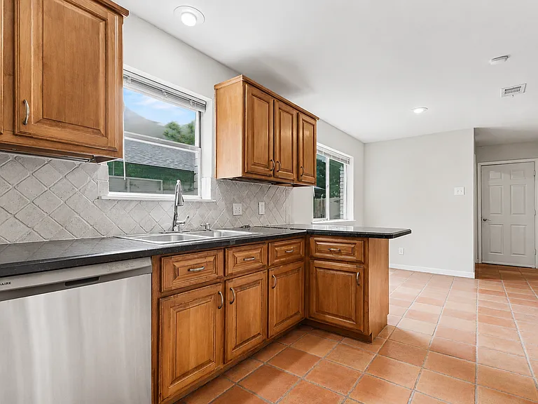 8615 Skyline Dr — Photo 5