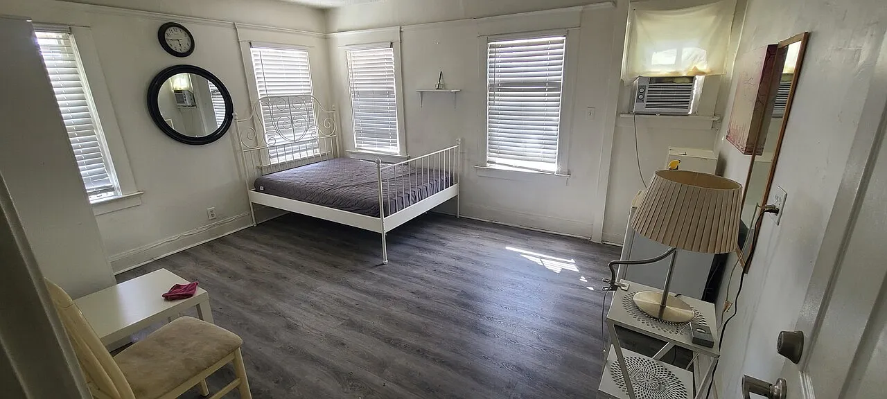 7 bed, 4.5 bath, 3316 sqft, $1,000 — Photo 1