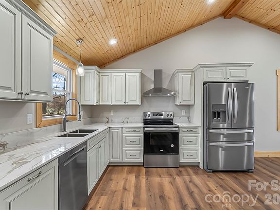 3rd image of 522 Brandon Rd