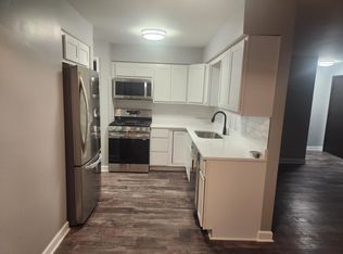 52 W 66th St #3, Westmont, IL 60559