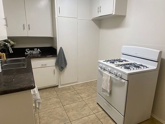 3rd image of 1719-1723 Grismer Ave #B15