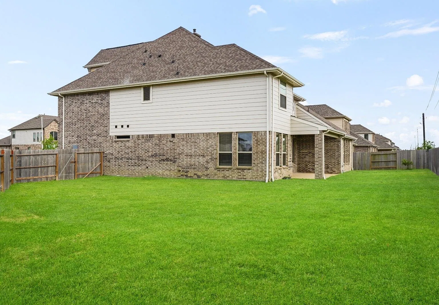 5 bed, 4.0 bath, 3583 sqft, $4,000 — Photo 2