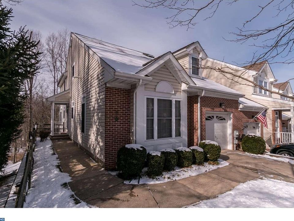 1st image of 242 Niagara Falls Dr