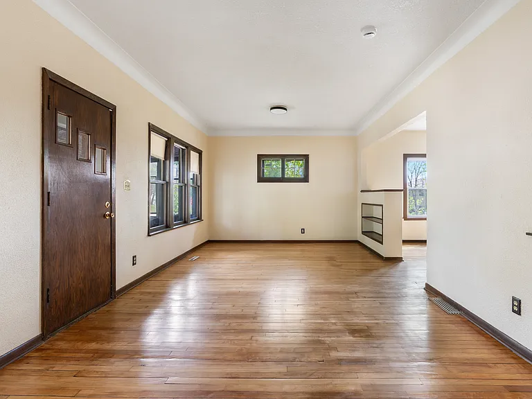 1053 Westminster St — Photo 9