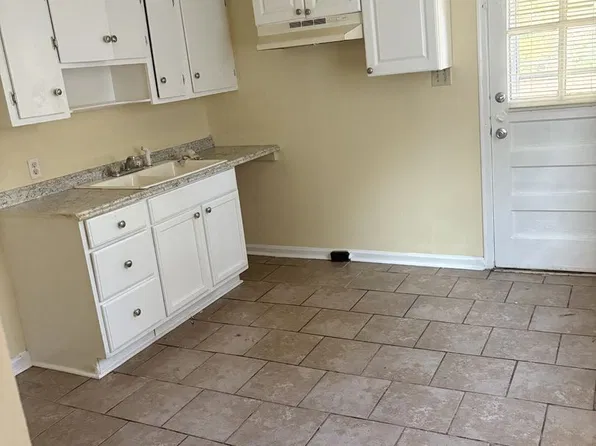 704 Candlewood Dr, Kinston, NC 28501