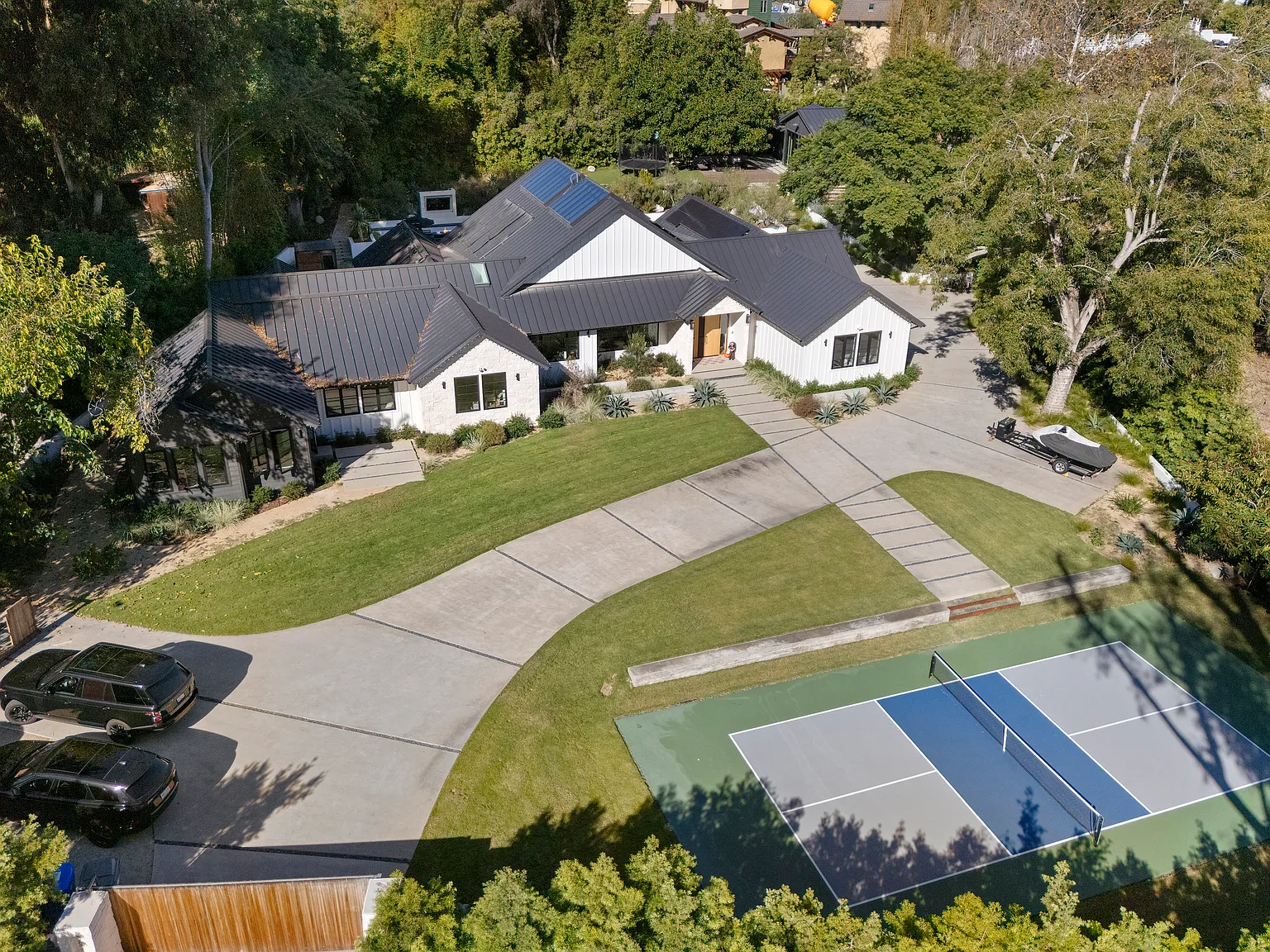 5 bed, 5.5 bath, 5100 sqft, $50,000 — Photo 2