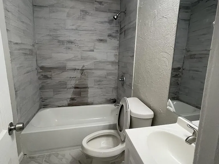 136 N Bond Ave — Photo 6