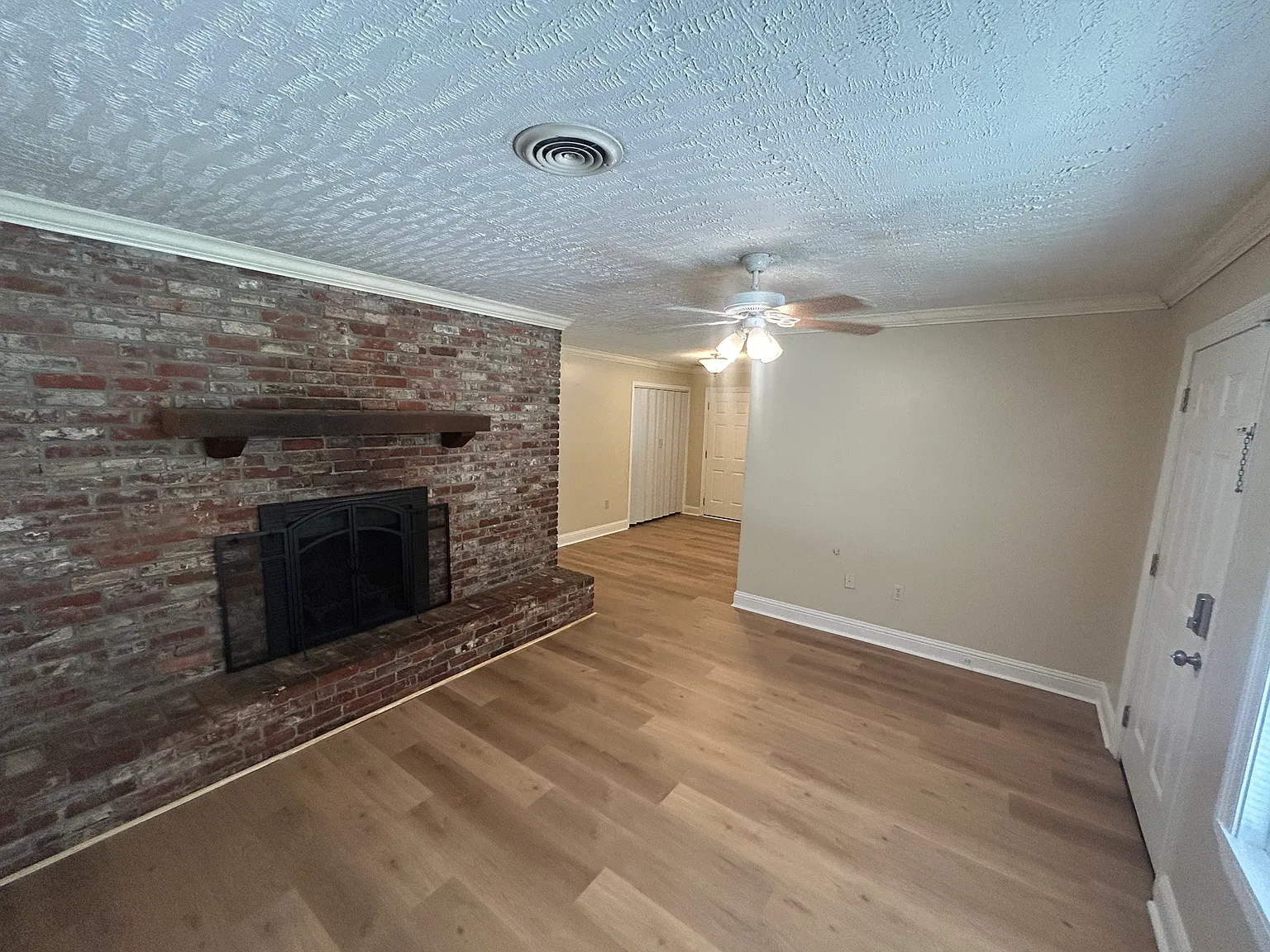 3 bed, 1015 sqft, $1,700 — Photo 2
