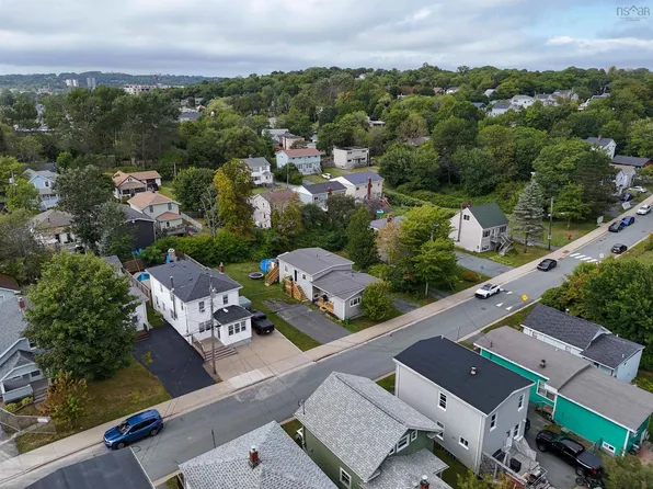 17 Chadwick St, Dartmouth, NS B2Y 2M2
