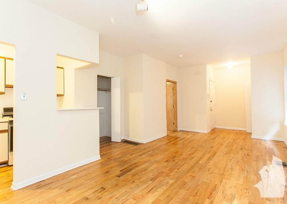 1st image of 656 W Cornelia Ave #1414