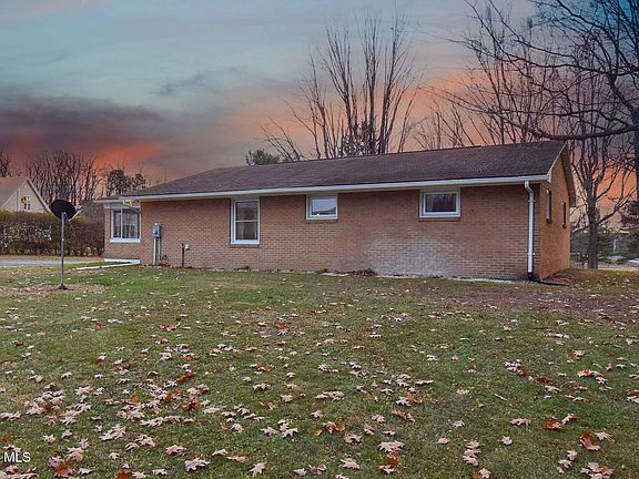 4th image of 1325 Forest Hills Dr