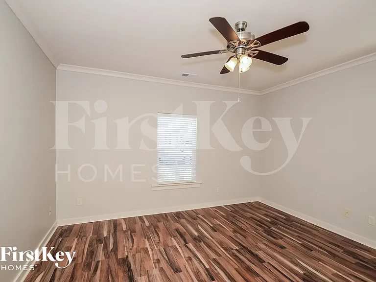 810 Hawthorn Ln — Photo 7