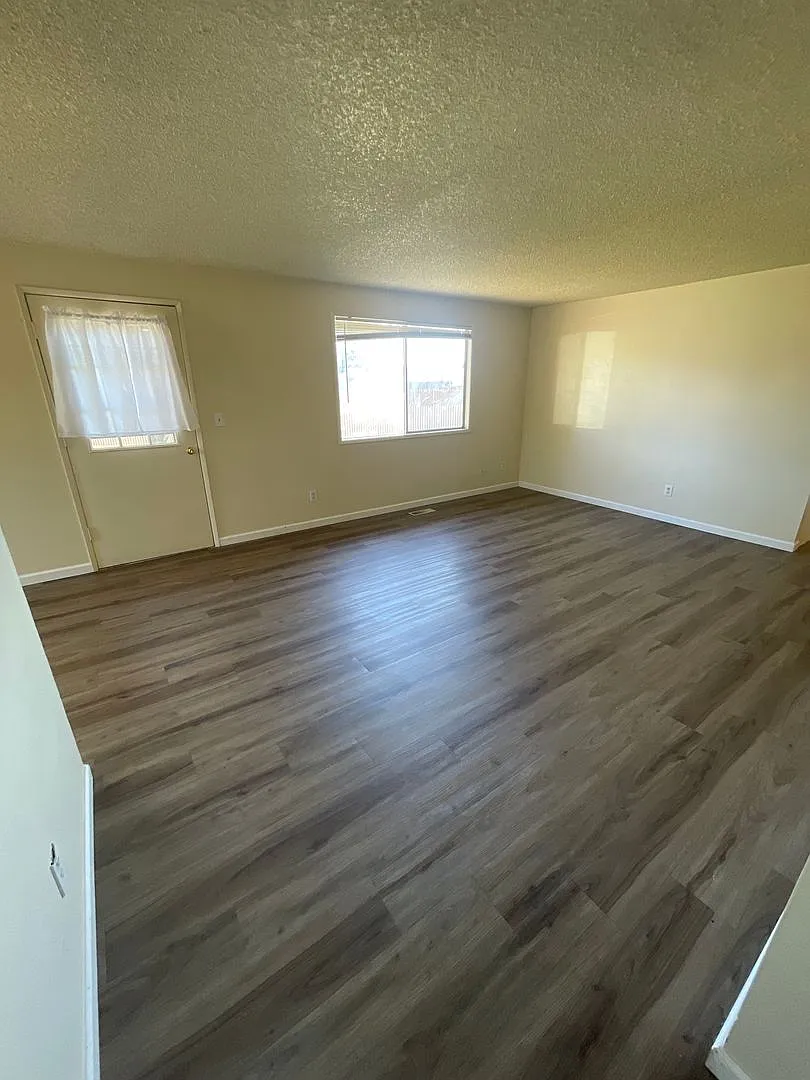 Convieniently located pet friendly 2 bedroom duplex with fresh updates! — Photo 2
