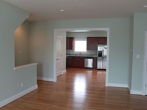 4th image of 105 Temple St