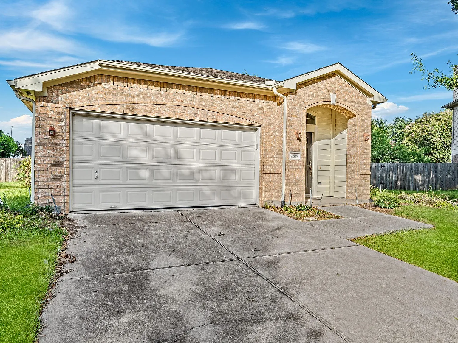 3 bed, 2.0 bath, 1707 sqft, $2,300 — Photo 4