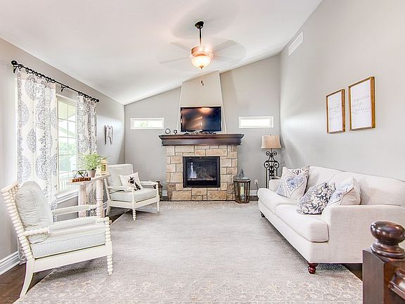 3rd image of 400 Sweetgum Ct