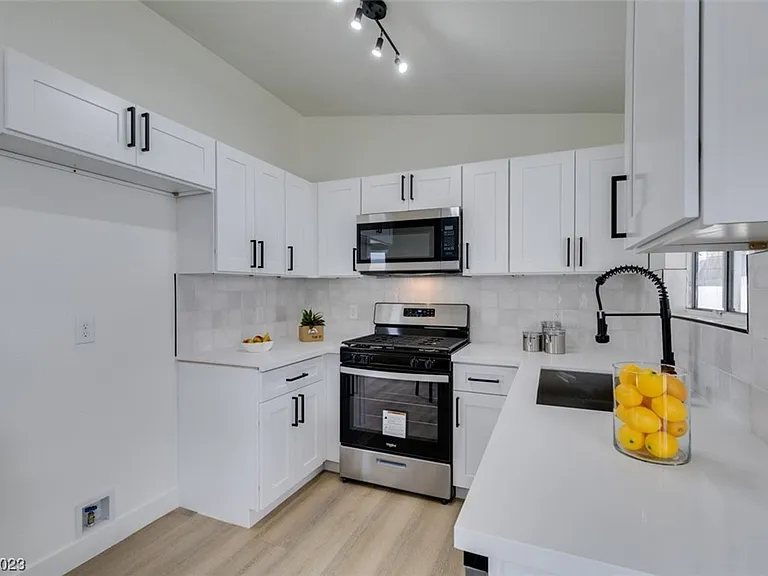 598 Jackson Dr — Photo 16