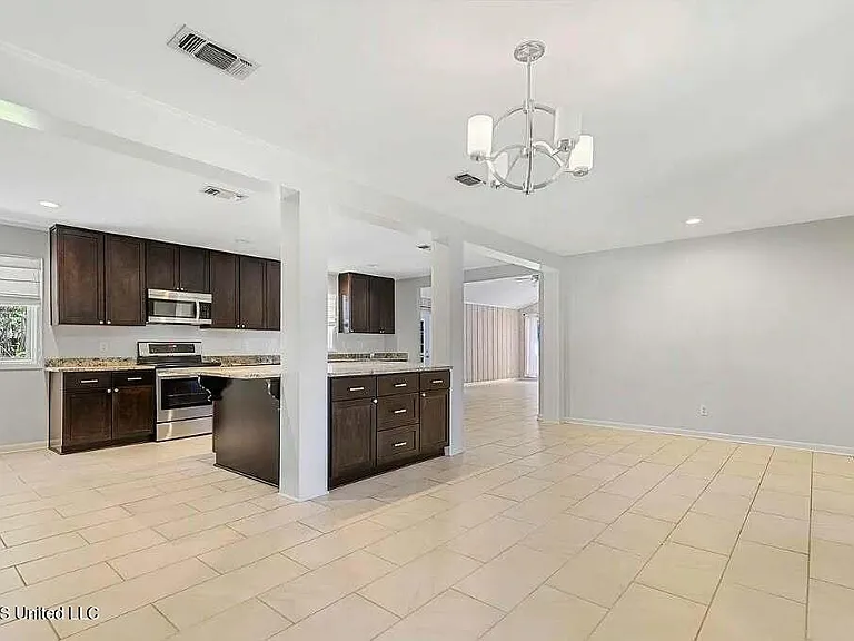 223 Woodbine Dr — Photo 10