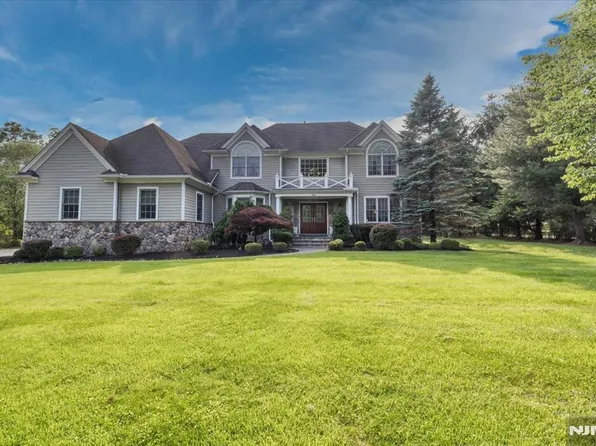 2 Woodcrest Ct, Mahwah, NJ 07430