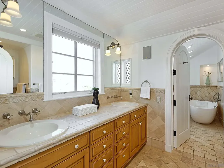 438 Sea Ln — Photo 13