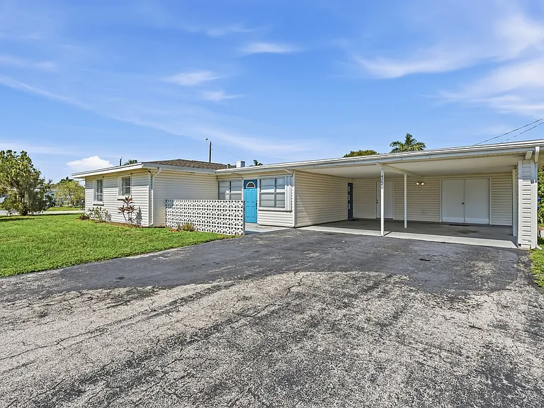 4220 Deleon St — Photo 1