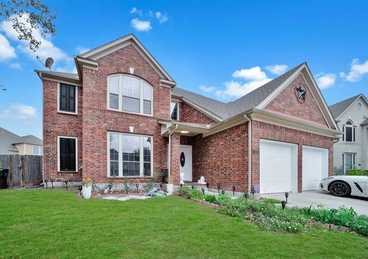 Spacious 5BR House in Seguin — Photo 1
