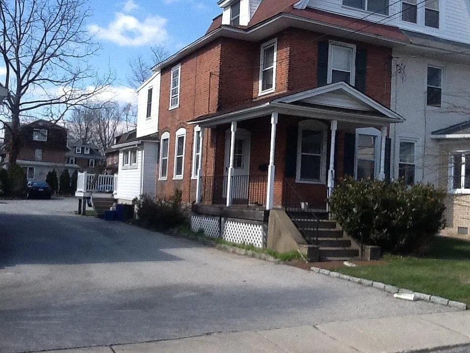 4 bed, 1.5 bath, 1600 sqft, $2,800 — Photo 1