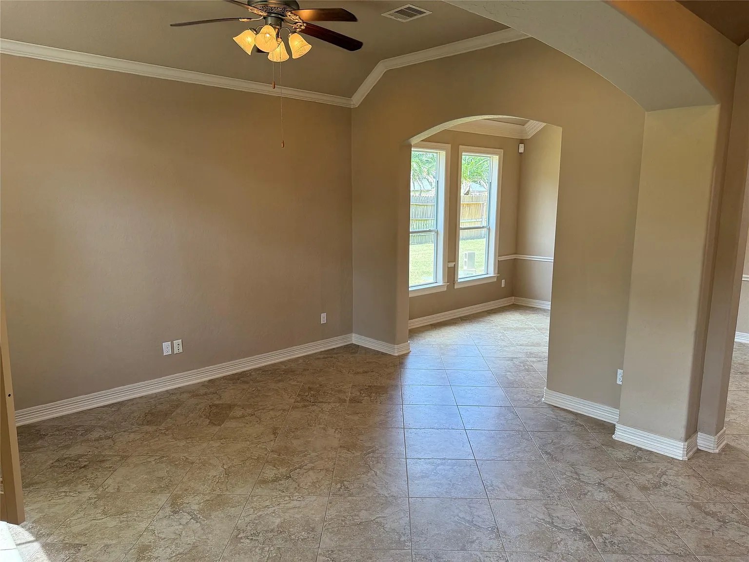 4 bed, 2.5 bath, 2354 sqft, $3,000 — Photo 3