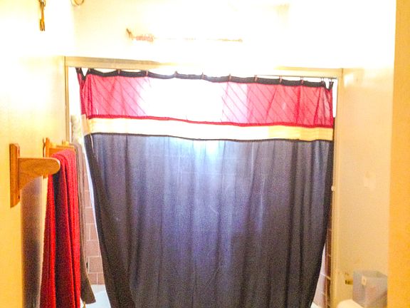 Brightly-lit Full Bathroom