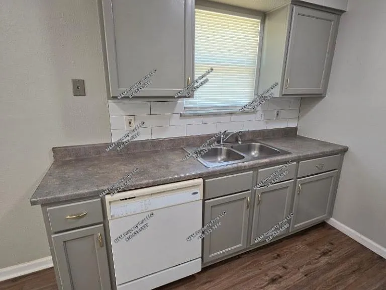 408 NE Westwind Dr — Photo 7