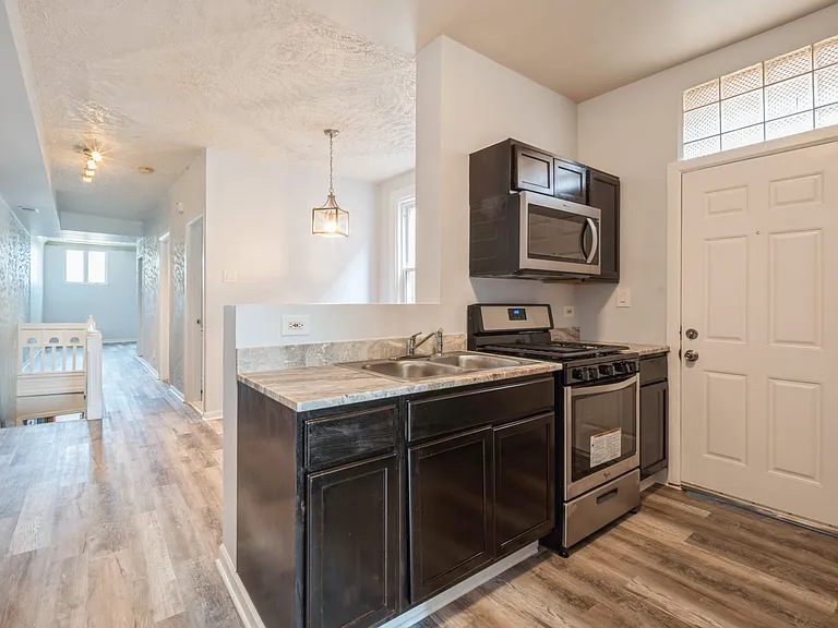 425 E 41st St #2 — Photo 9