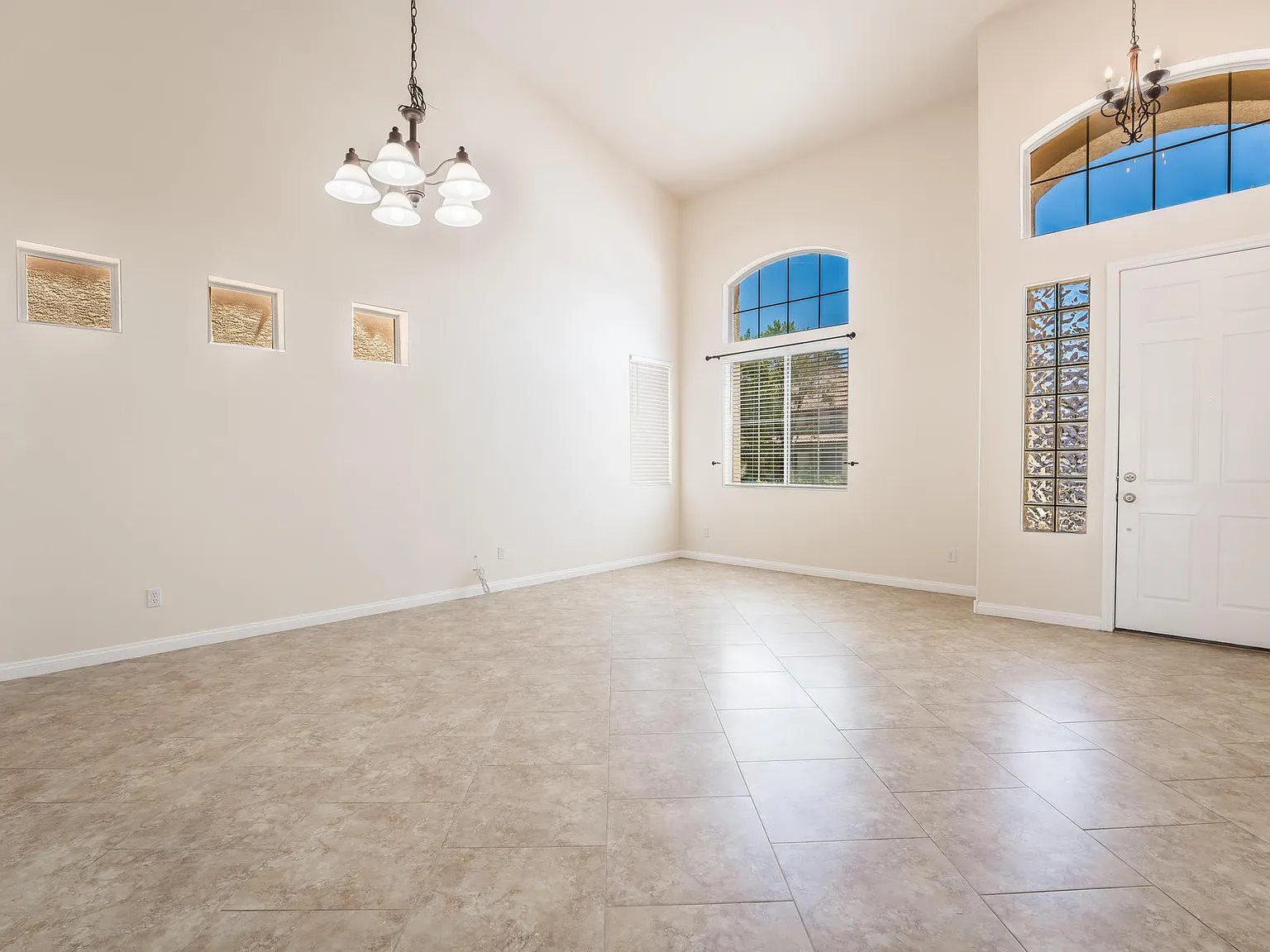 5 bed, 2592 sqft, $2,625 — Photo 4