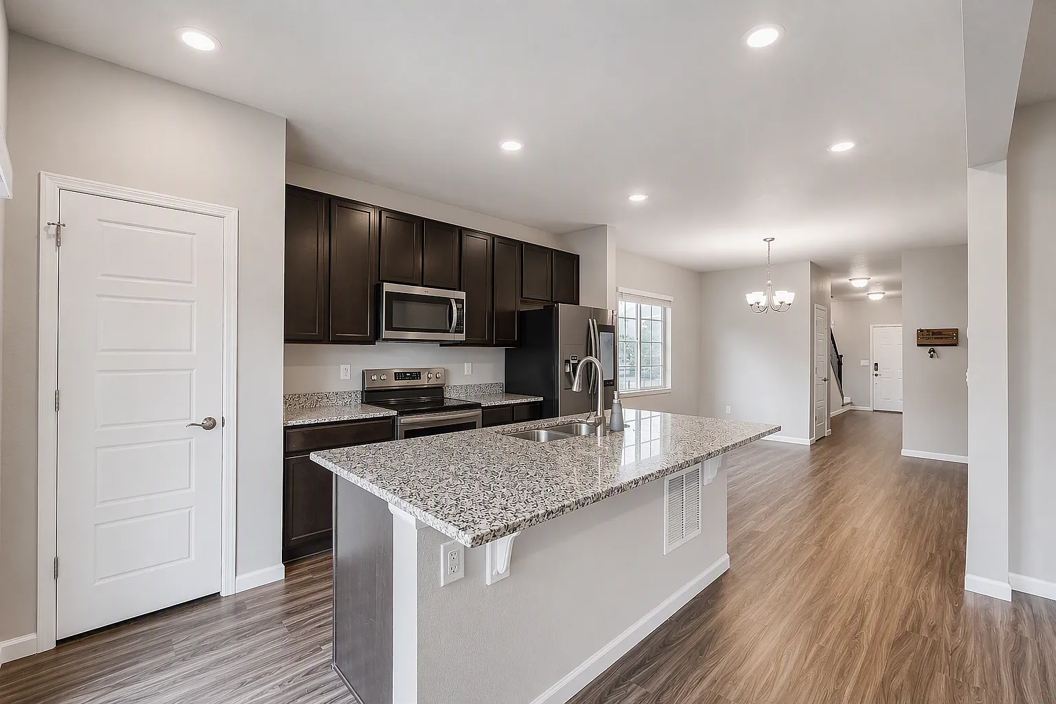5 bed, 2216 sqft, $3,175 — Photo 3
