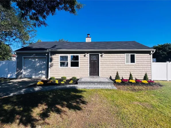 4 Pine Street, Central Islip, NY 11722
