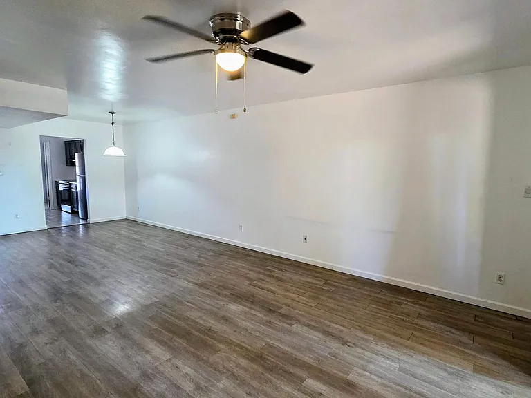 708 E Colgate Dr — Photo 12