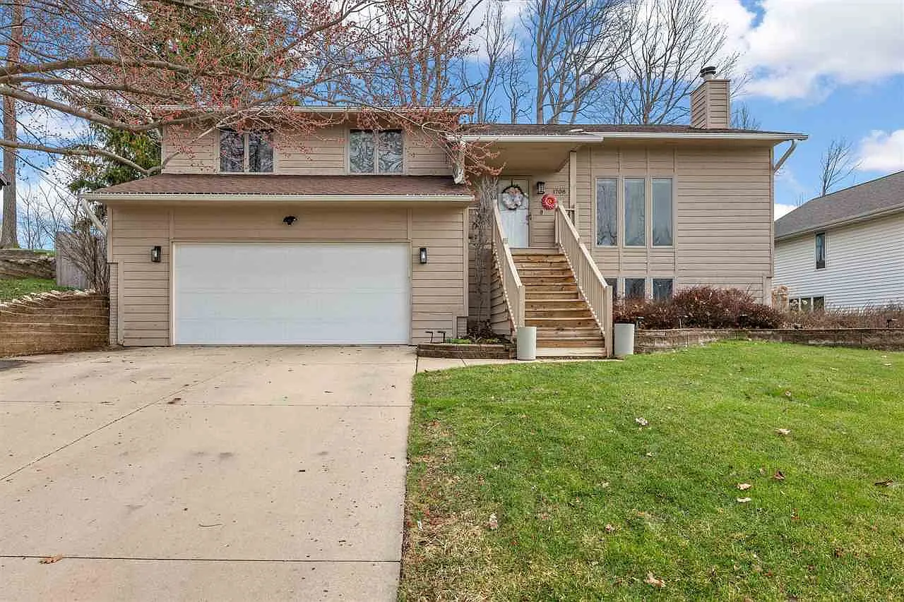 1708 Whitters Way NW photo 1