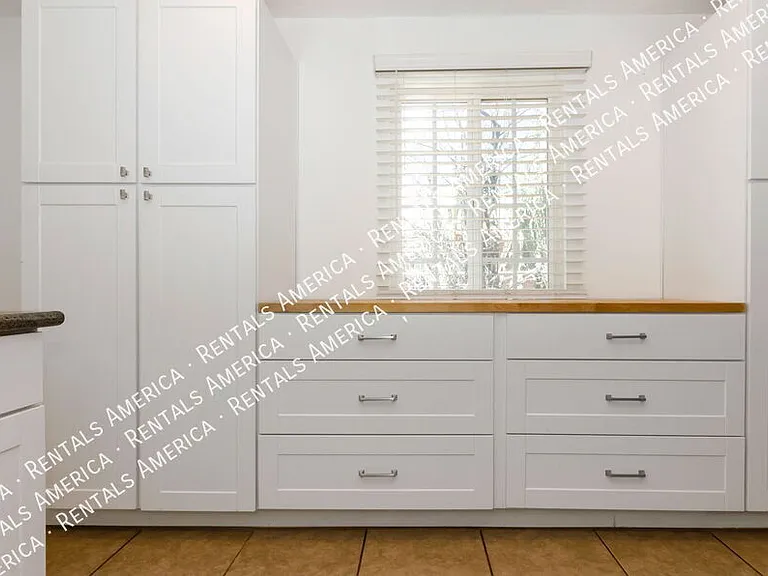 525 E Linden St — Photo 6