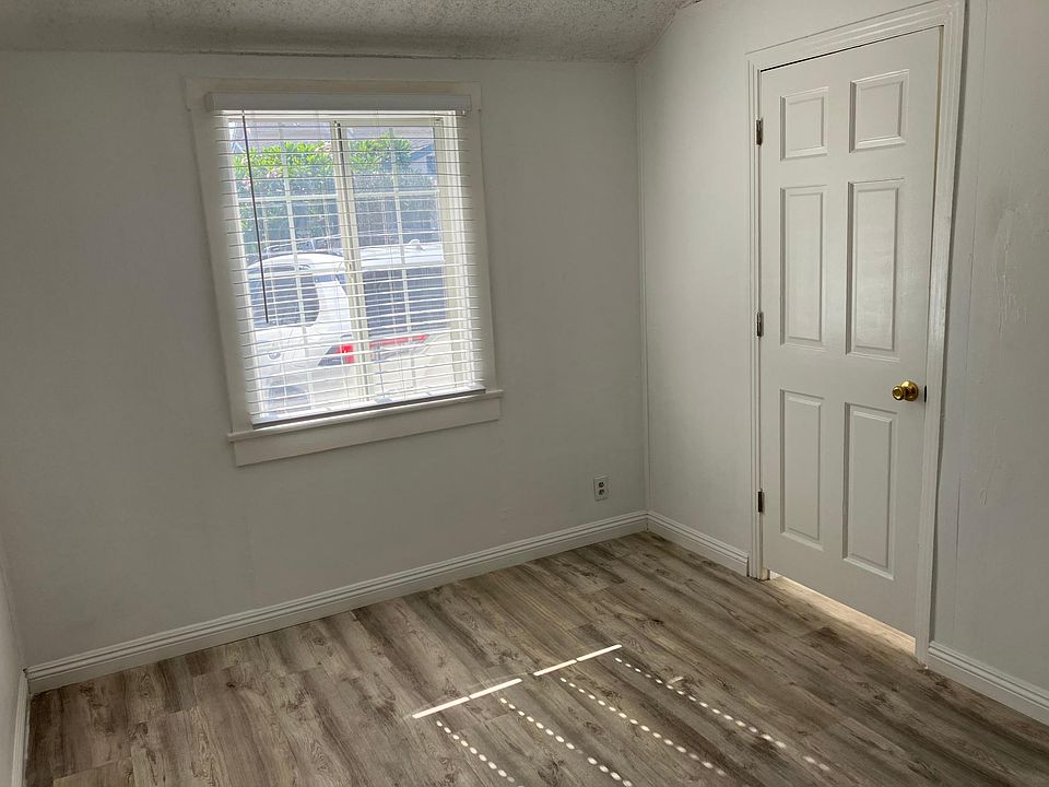 Another picture of the bedroom