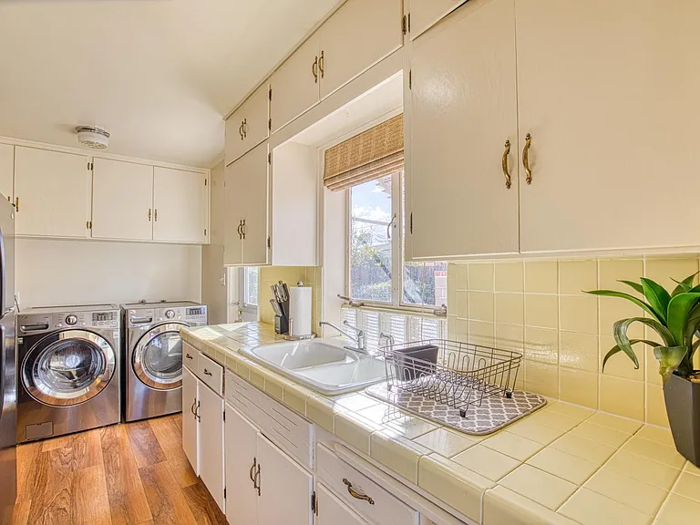 1516 E Spring St — Photo 26