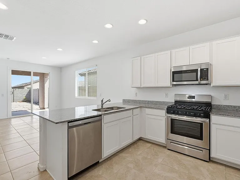 2440 W Bowker St — Photo 20