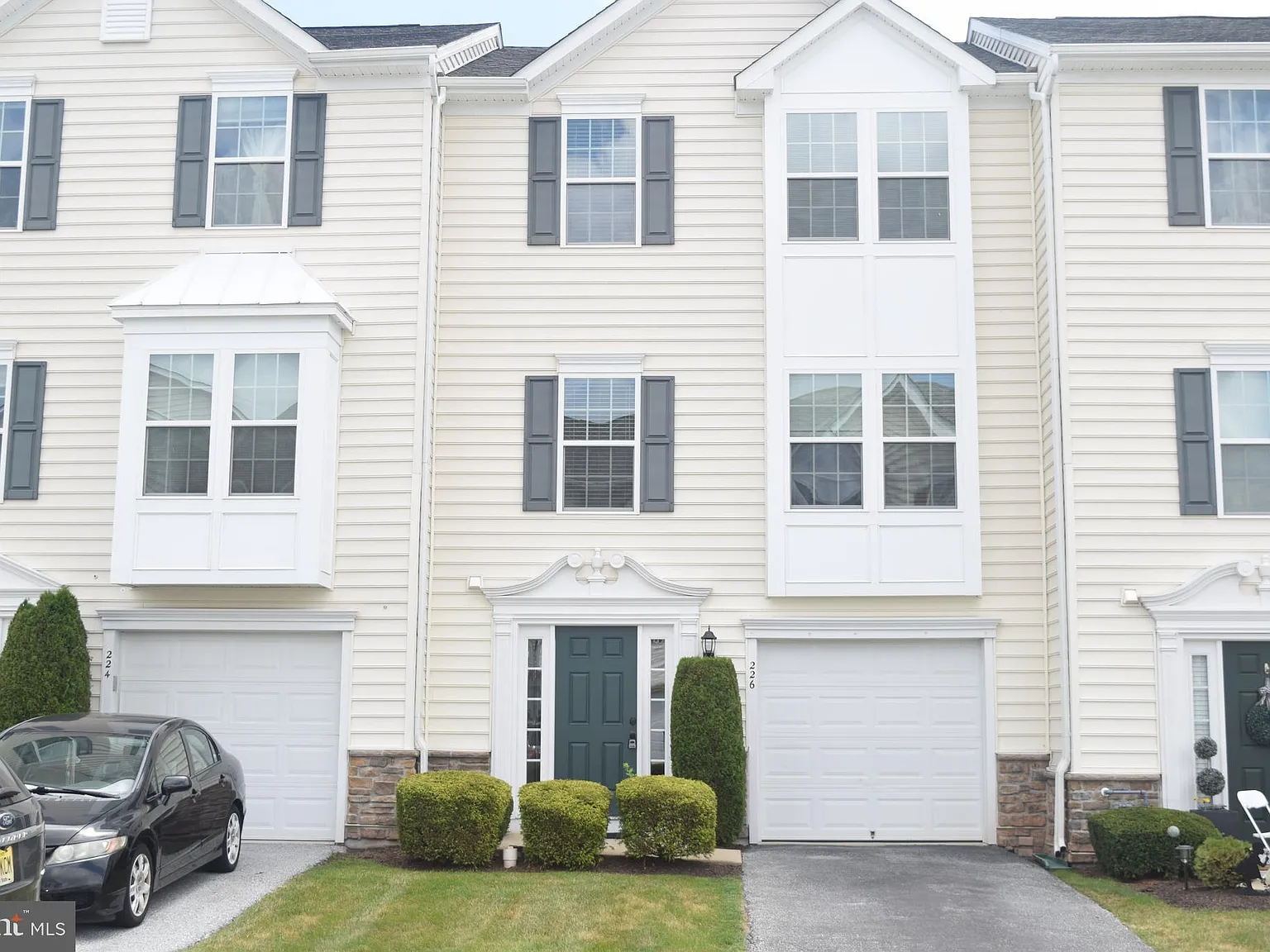 3 bed, 2.5 bath, 1780 sqft, $2,800 — Photo 1