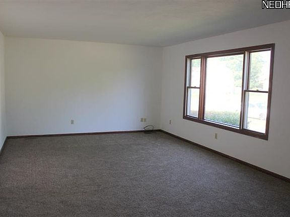 4th image of 22640 Lakemont Ave