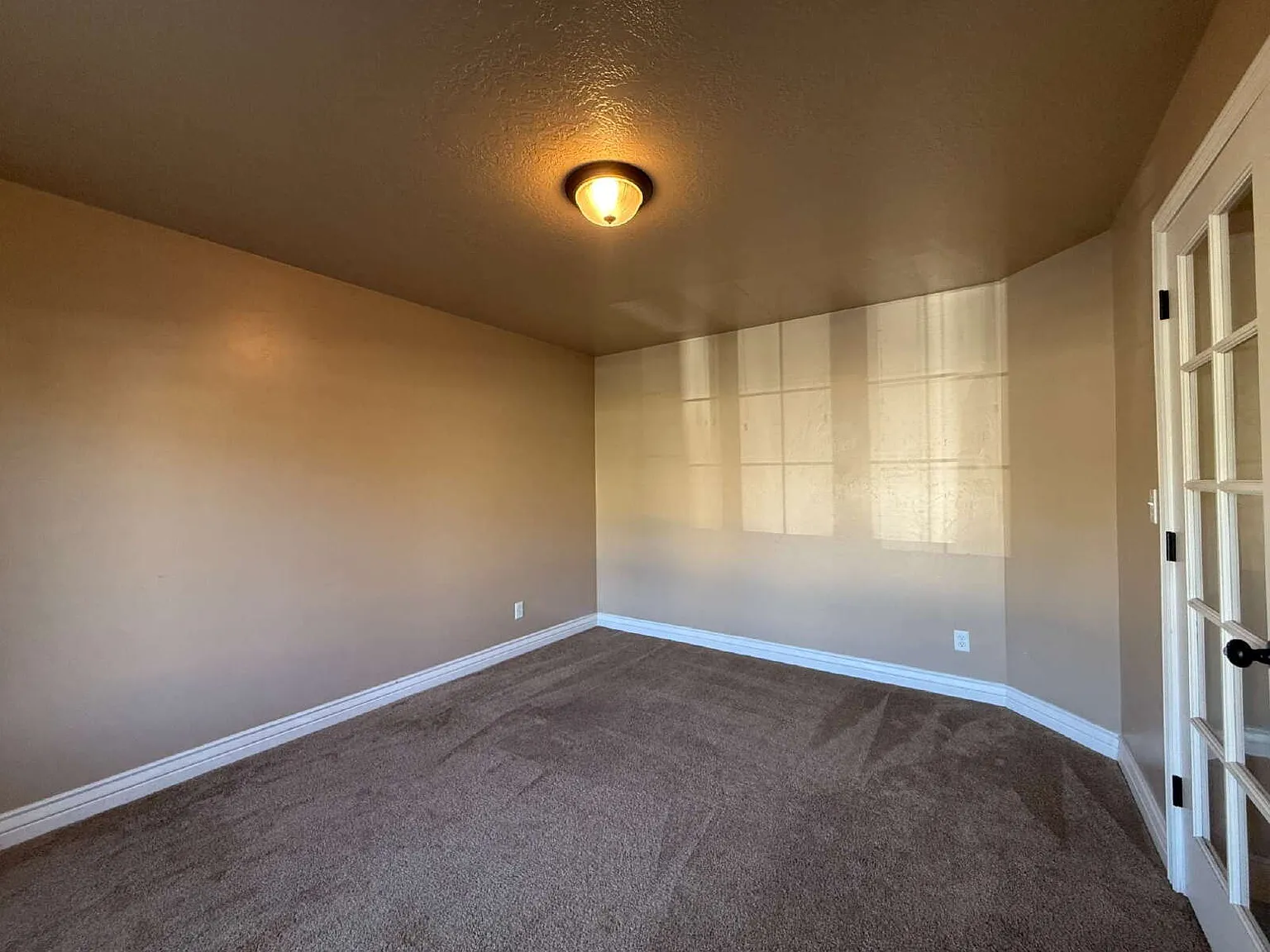 4 bed, 2.5 bath, $3,000 — Photo 3