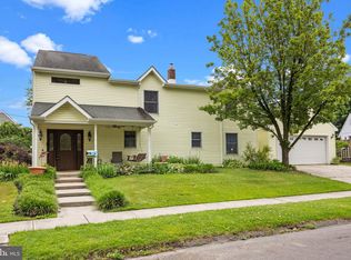 1 Redbrook Ln, Levittown, PA 19055