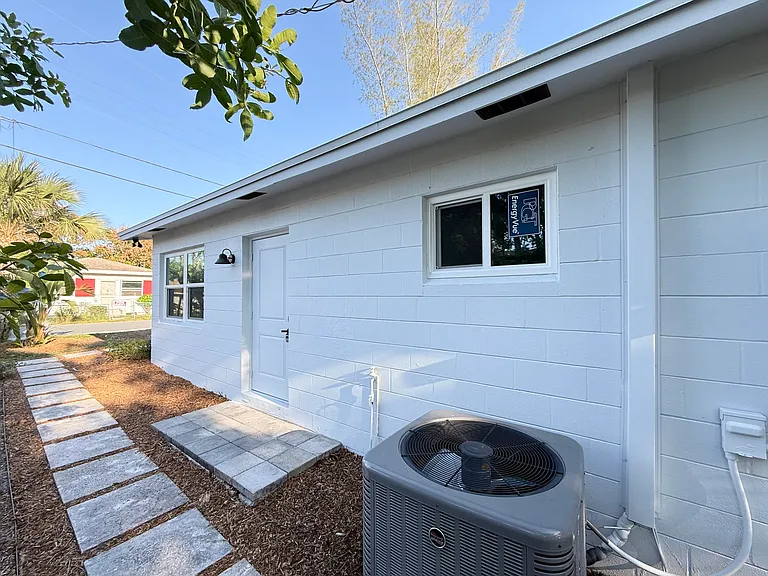 912 SE Tarpon Ave — Photo 3
