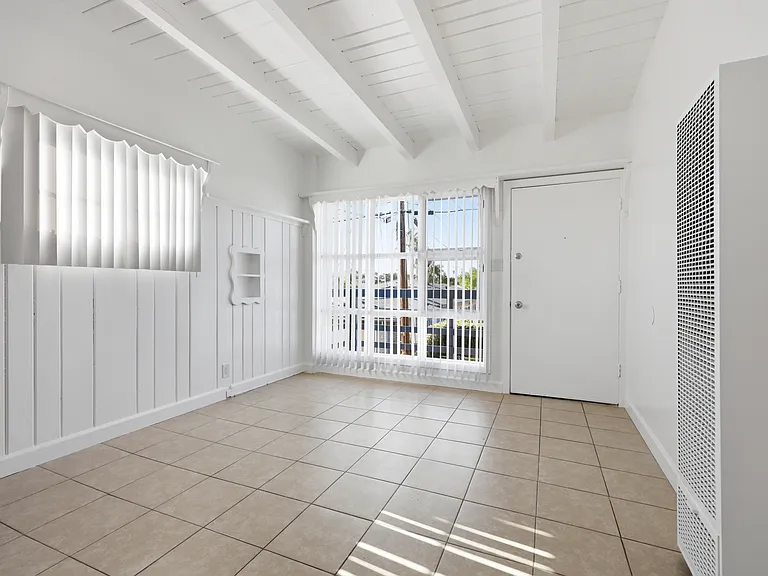 205-215 W Roderick Ave #16 — Photo 12