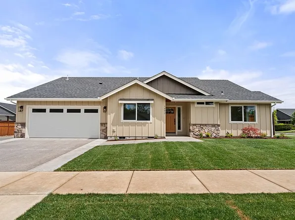 1697 SW Waterstone Dr, Grants Pass, OR 97527